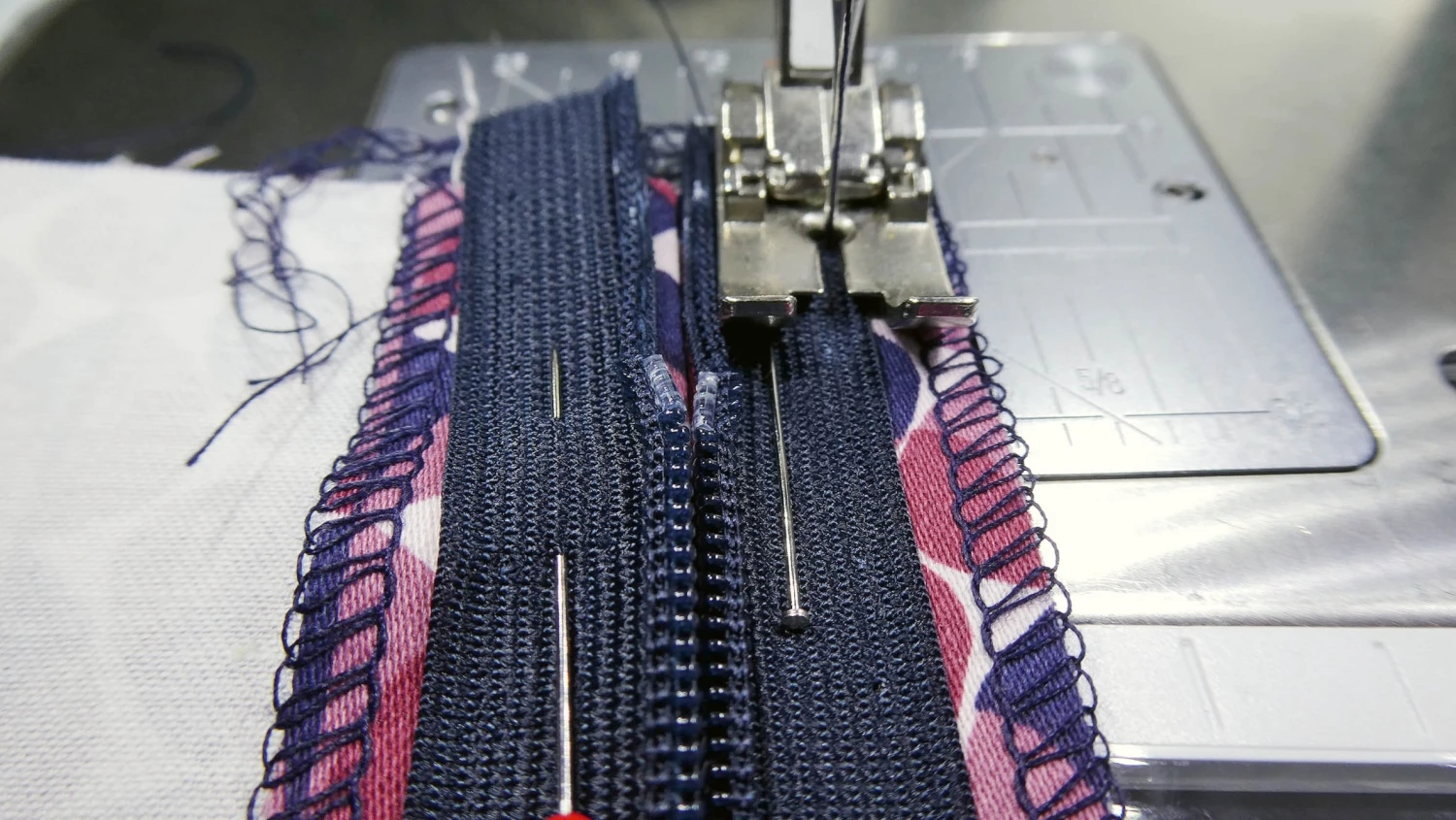 Bernina Nr. 35 Reißverschlussfuß (nahtverdeckter) 1 Bernina Nr. 35 Reißverschlussfuß (nahtverdeckter)