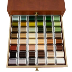 Madeira Cotona No.50 Garnschatulle Groß (120 Spulen à 1000 M/ Wurzelholz-Optik) -NähKunst Angebote Store 10026816 04