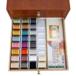 Madeira Cotona No.50 Garnschatulle Groß (120 Spulen à 1000 M/ Wurzelholz-Optik) -NähKunst Angebote Store 10026816 05