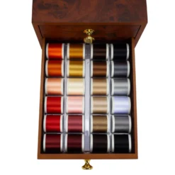 Madeira Polyneon No.40 Garnschatulle Klein (48 Spulen à 400 M/ Wurzelholz-Optik) -NähKunst Angebote Store 10026824 04