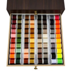 Madeira Polyneon No.40 Garnschatulle Groß (180 Spulen à 400 M/ Teak) -NähKunst Angebote Store 10026828 04