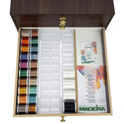 Madeira Polyneon No.40 Garnschatulle Groß (180 Spulen à 400 M/ Teak) -NähKunst Angebote Store 10026828 05