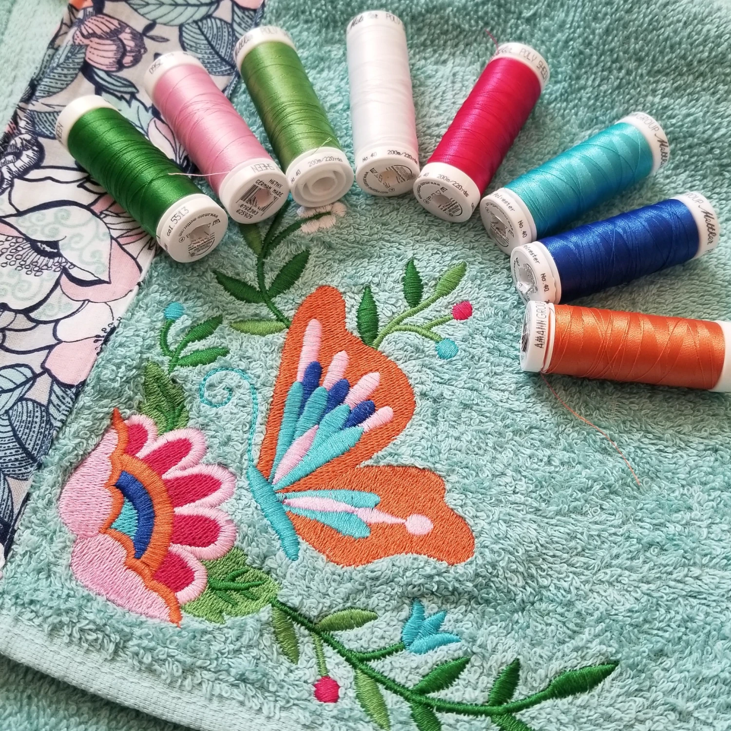 Amann Mettler POLY SHEEN 8FLORAL-KIT No.40 200 M 2 Amann Mettler POLY SHEEN 8FLORAL-KIT No.40 200 M – Bild 2