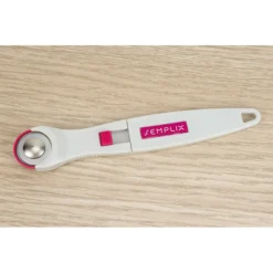 Semplix Schneidematten-Set A4 Pink/beere Lineal/ Rollschneider 20 Mm 8 Semplix Schneidematten-Set A4 Pink/beere Lineal/ Rollschneider 20 Mm -NähKunst Angebote Store rollschneider 20mm pink 02